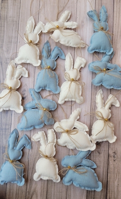 30 CONEJITOS DE TELA - CELESTE Y CRUDO - BARU TEXTILES & DECO 