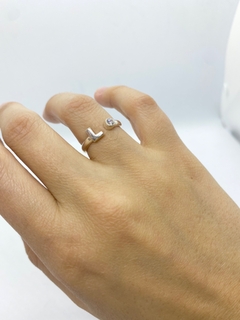 Anillo de mujer, inicial con piedra - comprar online