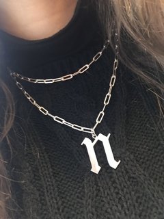 Dije personalizado de mujer, Inicial Gótica - Joyería LauLec