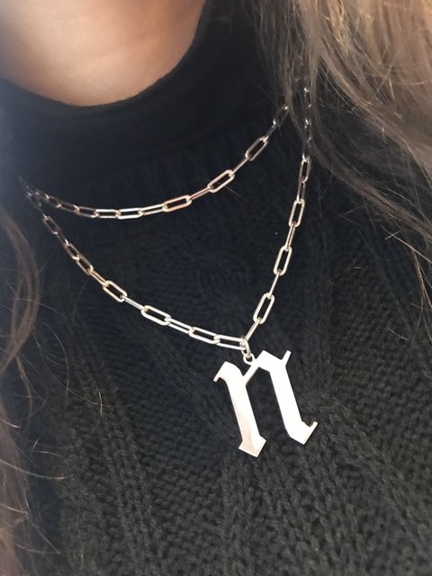 Dije personalizado de mujer, Inicial Gótica - comprar online