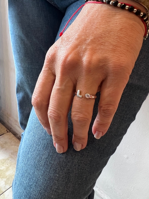 Anillo de mujer, inicial con piedra - comprar online