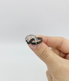 Anillo de mujer con piedras, Deluxe B&W