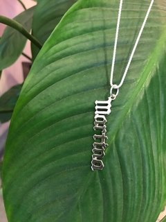 Dije personalizado de mujer. nombre gotico vertical - Joyería LauLec