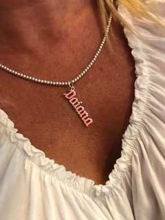 Dije personalizado de mujer. nombre gotico vertical en internet