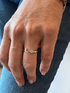 Anillo de mujer, inicial con piedra - tienda online