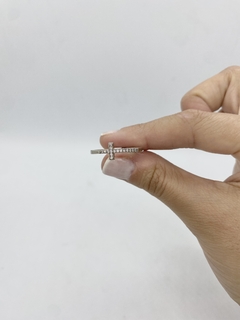 Anillo con piedras de mujer, Cruz
