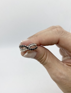 Anillo de mujer con piedras, Mal