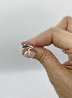 Anillo de mujer con piedras, Torment