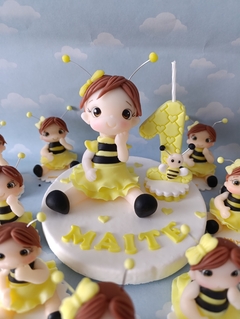 Imagen de Combo 10 souvenirs muñequita abejita y adorno de torta