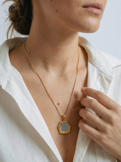 COLAR COM PINGENTE RESINADO AZUL BANHADO A OURO