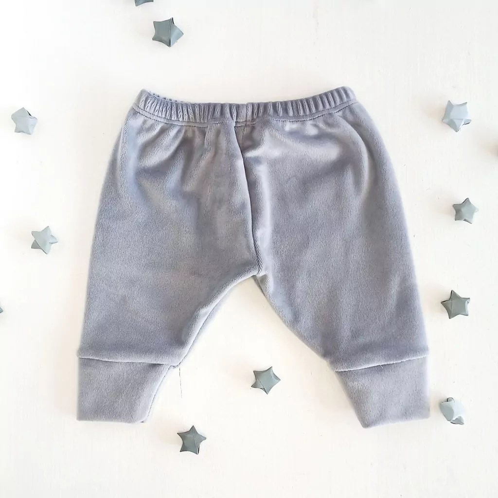 Pantalon plush con puño gris