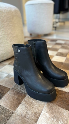 Bota Brianna en internet