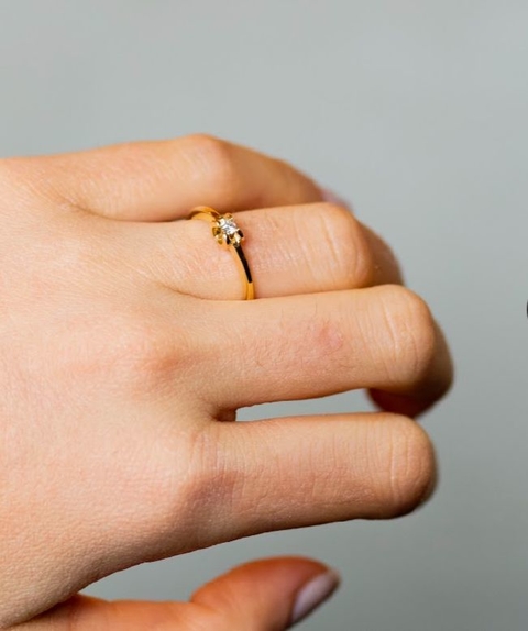 Anillo oro 18 kltes engarsado con un diamante central expuesto