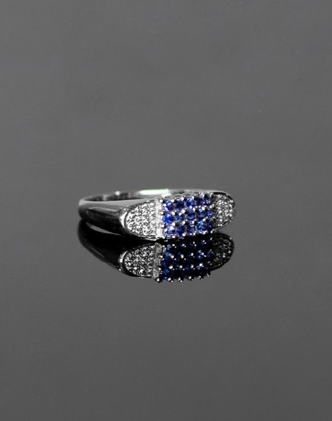Anillo oro blanco 18 kltes engarsado con diamantes y zafiros azules