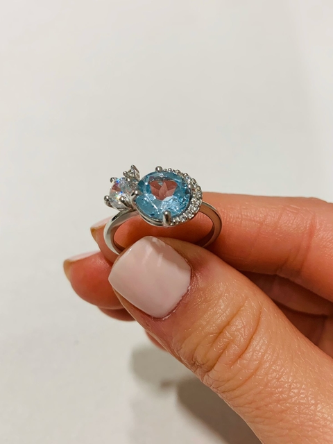 Anillo oro 18 kltes engarsado con grifas y engarsado a mano