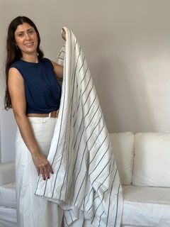 Pillow en tussor off white y tussor con raya azul marino de en internet