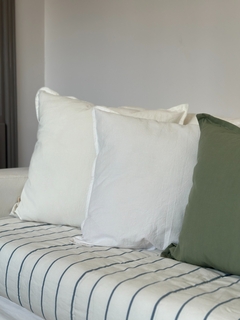Pillow en tussor off white y tussor con raya azul marino de