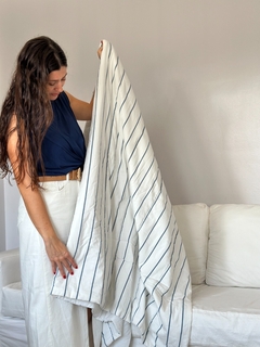 Pillow en tussor off white y tussor con raya azul marino de en internet