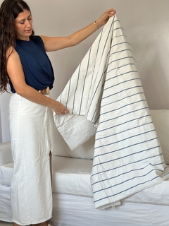 Pillow en tussor off white y tussor con raya azul marino de - Otilia Deco