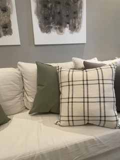 Almohadon tela tejida cuadros negros 60x80 con relleno - comprar online