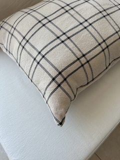 Almohadon tela tejida cuadros negros 60x80 con relleno en internet