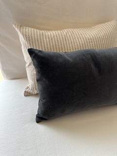 Imagen de Almohadon terciopelo negro 30x50 + relleno