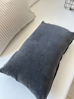 Almohadon terciopelo negro 30x50 + relleno - comprar online