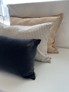 Almohadon terciopelo negro 30x50 + relleno en internet