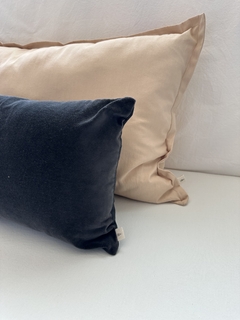Almohadon terciopelo negro 30x50 + relleno