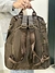 MOCHILA BOLSO CIERRE OCULTO CON POMPON CHOCOLATE - comprar online