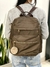 MOCHILA BOLSO CIERRE OCULTO CON POMPON CHOCOLATE en internet