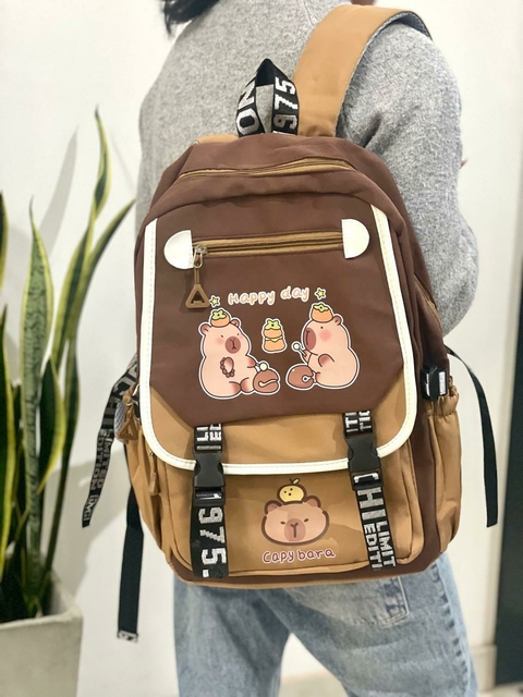 MOCHILA CAPIBARA CON BROCHES