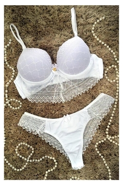 Conjunto com Bojo em renda e detalhe c/bico em V de renda Ref 250