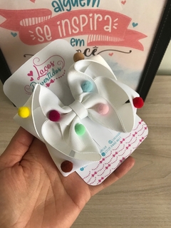 Laço Sophia G com pompons sortidos