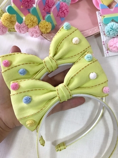 Tiara Sophia Amarela com pompons de malha