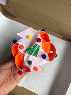 Laço Gabi G Coração + Pompons - Volta ás Aulas - comprar online