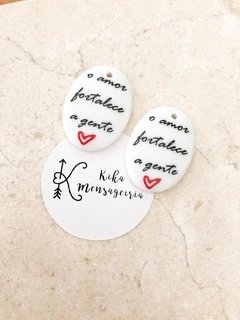 Pingente em porcelana “O amor fortalece a gente” na internet