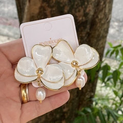 Br 0686-1: Brinco máxi orquídea com pérola. Semijoia.