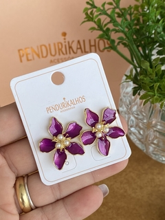 Br 0663-1: Brinco flor esmaltada com perolinhas centrais. Semijoia. na internet