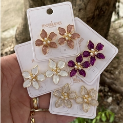 Br 0663-1: Brinco flor esmaltada com perolinhas centrais. Semijoia.