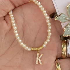Cl 0306-1: Colar pérolas com letra.