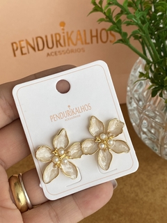 Br 0663-1: Brinco flor esmaltada com perolinhas centrais. Semijoia. - comprar online