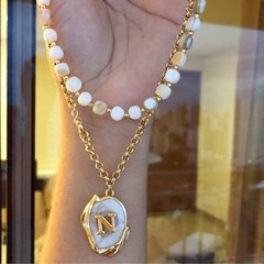 Cl 0197-1: Colar corrente letra na madrepérola. Choker de madrepérola não acompanha.