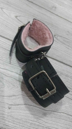 ESPOSAS CON PELUCHE ROSA Y MOSQUETÓN CHICAS