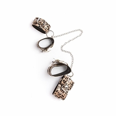 INMOVILIZADOR MANOS Y TOBILLOS CON CADENA LARGA ANIMAL PRINT DORADO - INSTINTOS SEXSHOP