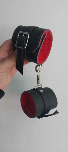 ESPOSAS CON PELUCHE ROJO Y MOSQUETÓN