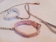 COLLAR CON PELUCHE Y CORREA DE CADENAS (ROSA) - comprar online