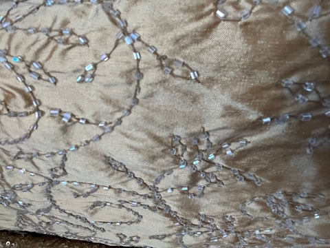 Shantung de seda bordado - CORTE: 0,55 mts x 1,30 mts