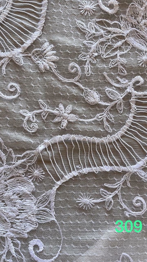 309 - Encaje rebrodee con guarda - CORTE: 0.84 mts x 071 mts + 0.54 mts x 0.43 mts
