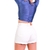 Modelo usando shorts brancos de cintura alta com uma blusa azul, mostrando a parte traseira da peça.